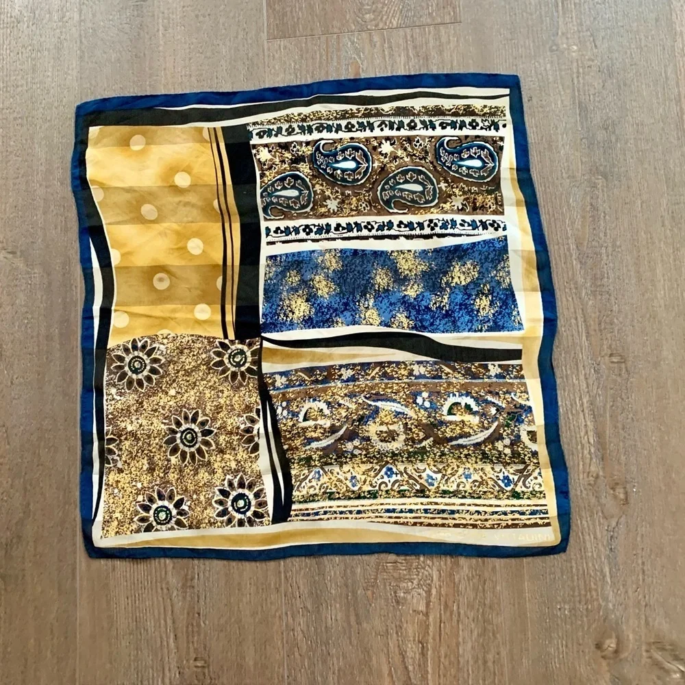 Vintage Adrienne Vittadini scarf 20/20 inch